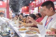 八字事业“嗦粉”经济火热 中国多地“食力”出圈